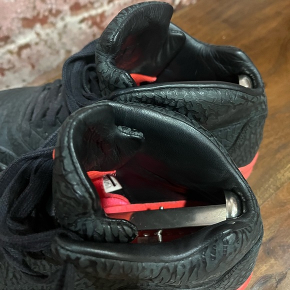 PREOWNED NIKE AIR JORDAN 5 RETRO CRACKING ELEPHANT BLACK AND INFRARED RED - Picture 8 of 9